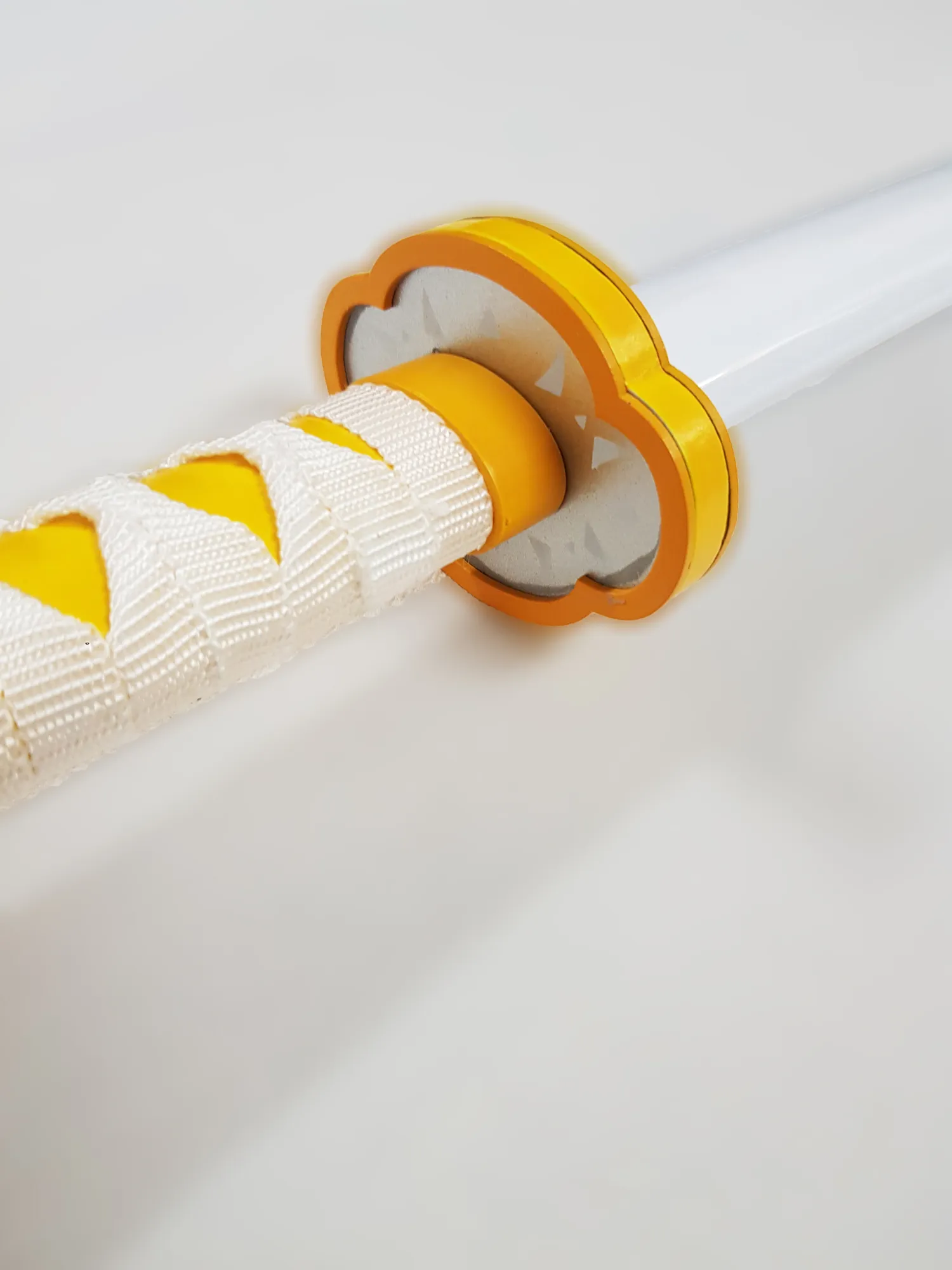 Katana De Zenitsu En Bois Dans Demon Slayer 6 Katana De Zenitsu En Bois Dans Demon Slayer - Image 4